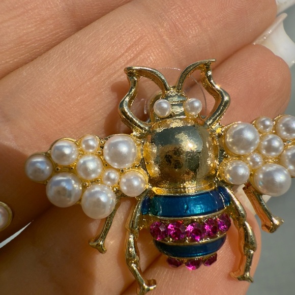 Quenn bee
Gold and Purple Bee Earrings - Picture 8 of 8